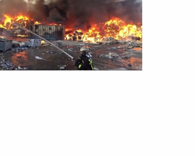Incendio en el exterior de una planta de reciclaje de papel en Arganda