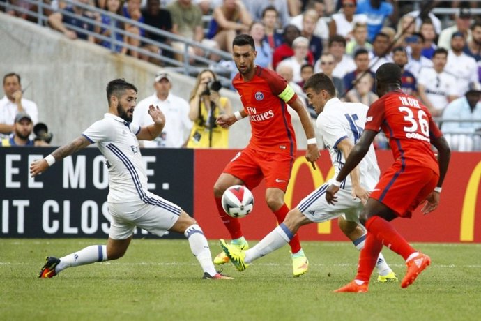 Isco y Kovacevic pelean un balón ante Pastore