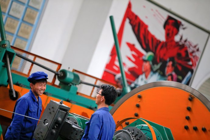 Trabajadores en una fábrica de Corea del Norte