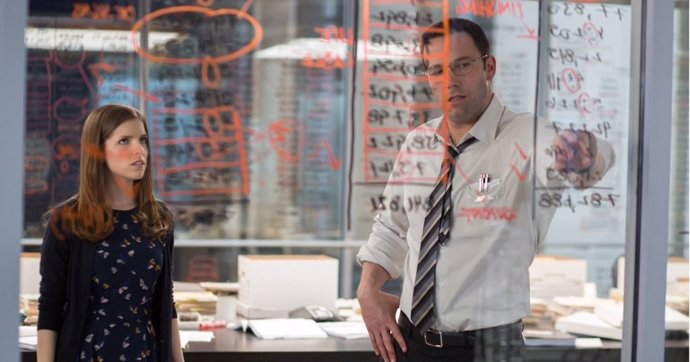 Ben Affleck y Anna Kendrick en El contable