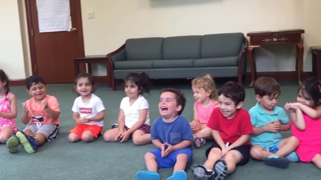 Un niño ríe a carcajadas en clase de música