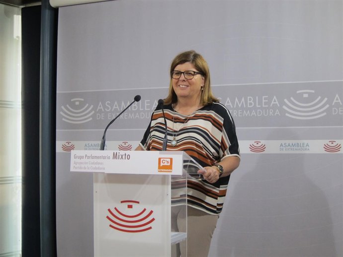 María Victoria Domínguez en rueda de prensa