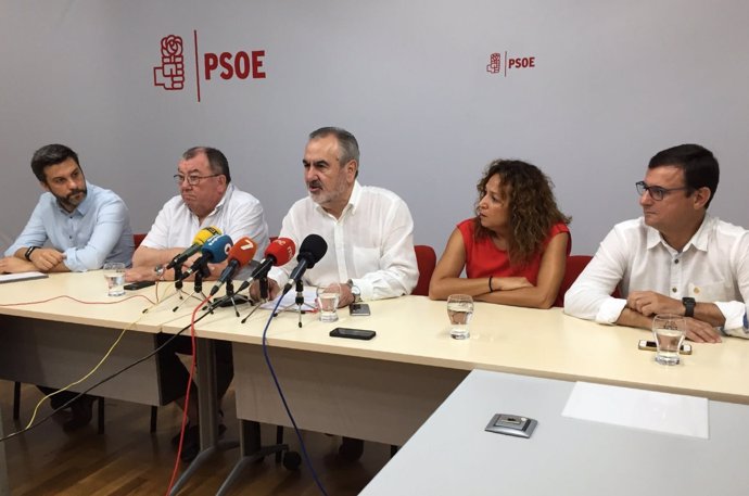 Desayuno informativo de Tovar con su equipo en la sede del PSOE