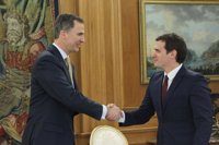 Rivera dice al Rey que ya sólo hay dos opciones: Gobierno de PP, PSOE y C's sin Rajoy o abstención de PSOE