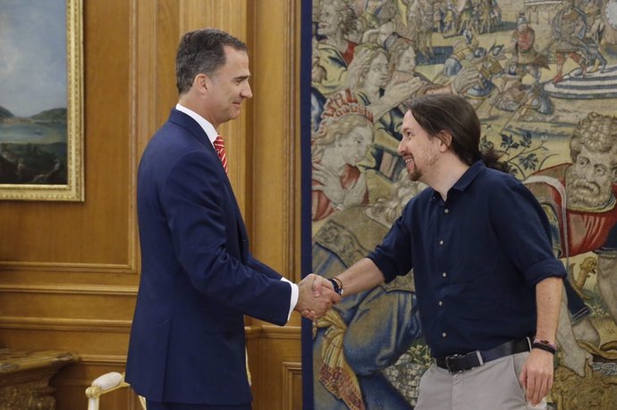 El Rey Felipe VI y el líder de Podemos, Pablo Iglesias
