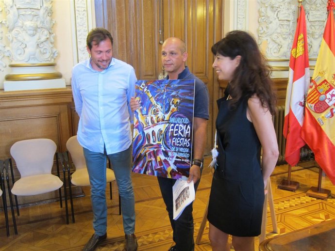 Puente y Redondo posan junto al autor del cartel de este año