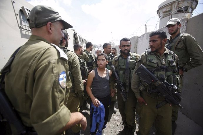 Las fuerzas de seguridad de Israel detienen a un menor palestino.