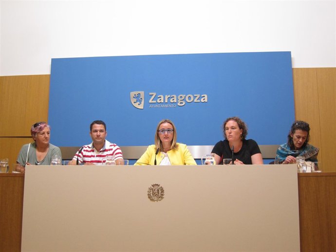 Elena Martínez, en rueda de prensa junto a los vecinos de los barrios del sur