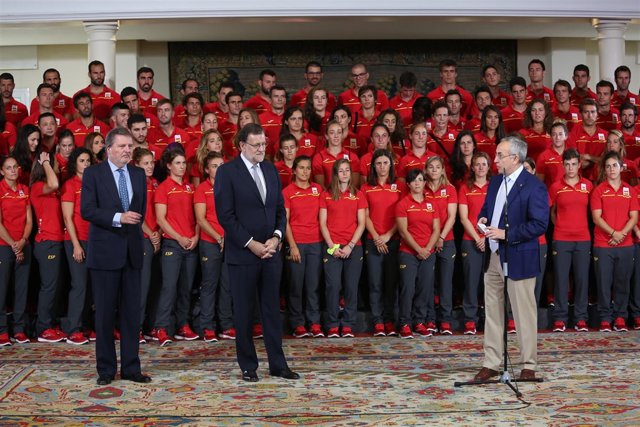 Rajoy recibe a una representación de los deportistas españoles que irán a Río