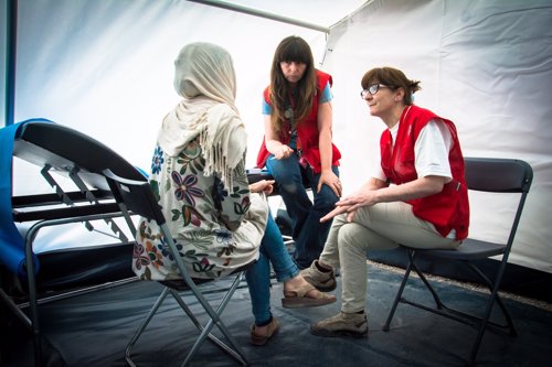 Cruz Roja atiende a una persona refugiada
