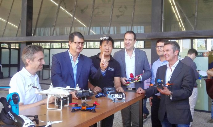 Los impulsores del proyecto Reimagine Drone con algunos de sus drones