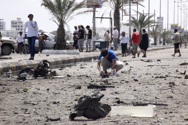Restos de la explosión de un coche bombaen Adén (Yemen)