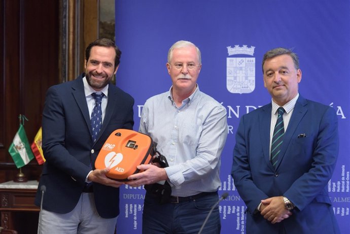 Caixabank ha entregado el desfibrilador a Lucainena en el Palacio Provincial.