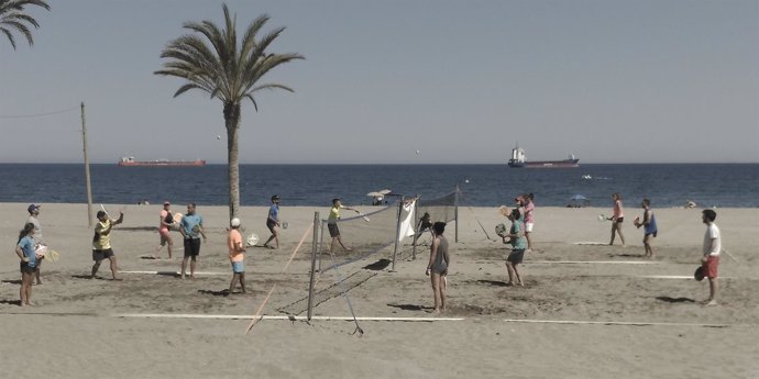 El tenis playa, otro deporte estival que llena los arenales de Almería.