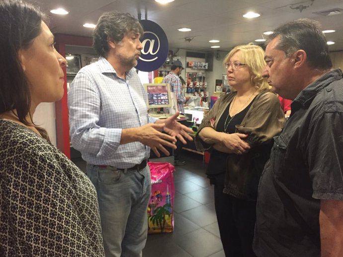 La diputada de Podemos Laura Díaz con comerciantes L1