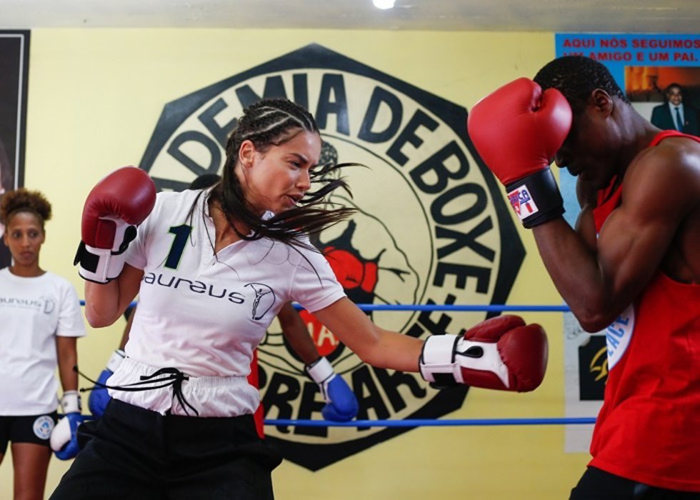 Adriana Lima colabora en un proyecto solidario para ayudar a jóvenes