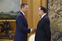 Rajoy acepta el encargo del Rey de intentar conseguir los apoyos pero no anticipa si irá a la investidura