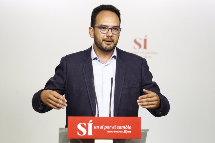 Antonio Hernando en la sede del PSOE