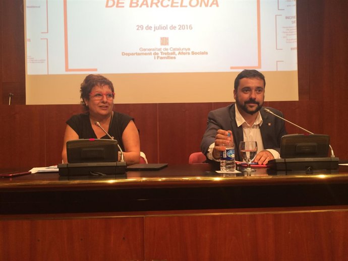 La consellera D.Bassa y el sec.De Asuntos Sociales y Familias F.Iglesies