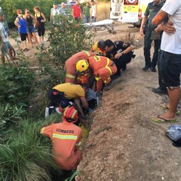 Los bomberos rescatan a una muje de una acequia