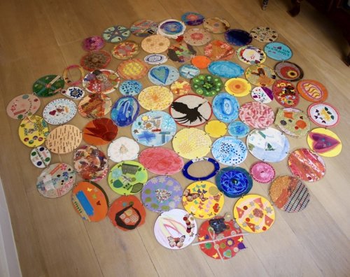 Obra de arte colectiva 'Golden RED' liderada por Alejandra Corral