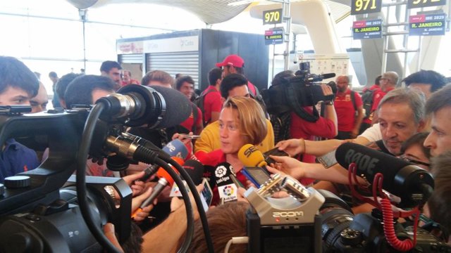 Mireia Belmonte atiende a los medios en Barajas