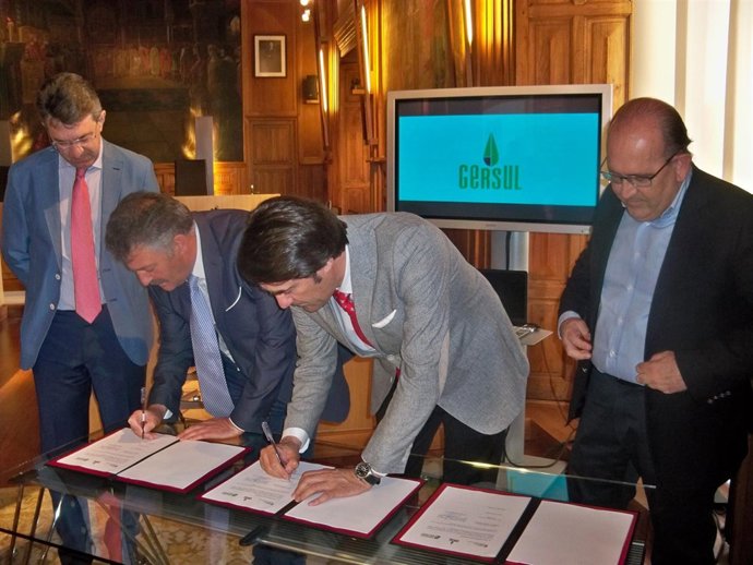 Firma del convenio para la construcción de un nuevo vaso 