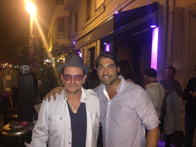 Bono junto a uno de los propietarios de Jockey 