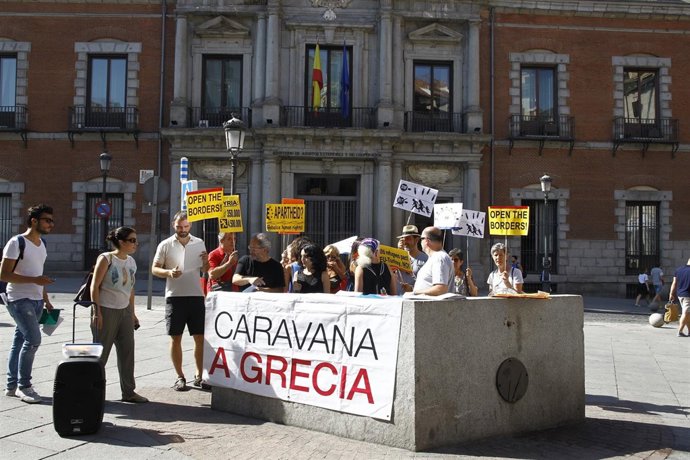 Caravana a Grecia denuncia la detención de más de 100 voluntarios en Grecia 