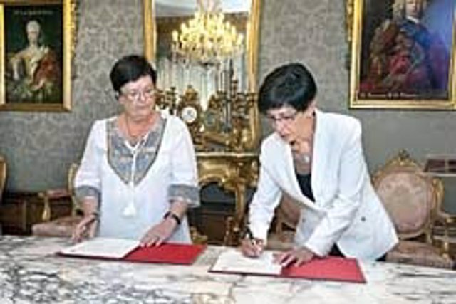 Las consejeras Beaumont y Beltrán de Heredia durante la firma del protocolo