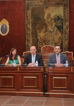 Antonio Ruiz (centro) durante la reunión con Anfane