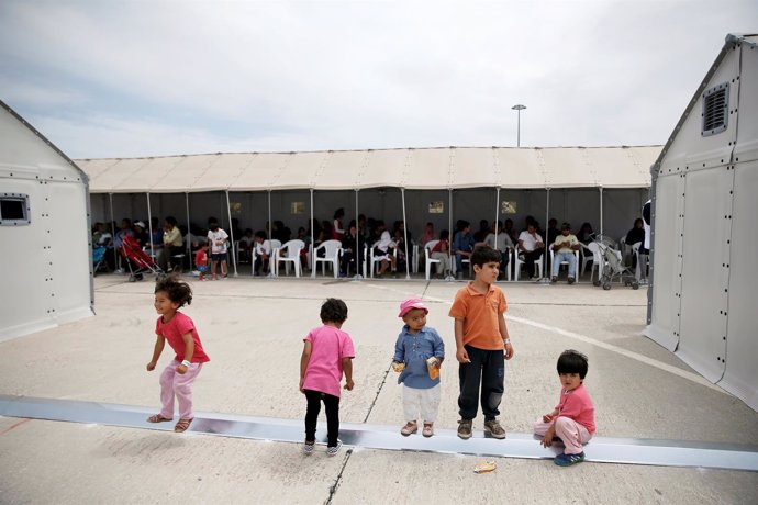 Inmigrantes y refugiados en el campo de internamiento de Hellenikon, Atenas