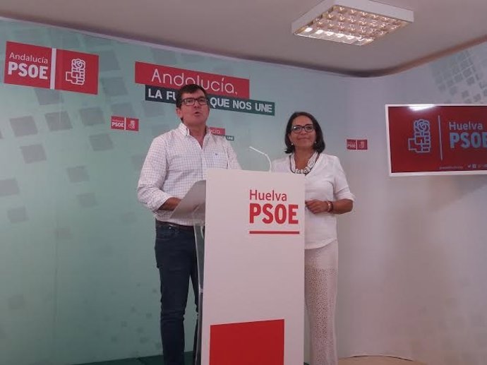 La diputada nacional por el PSOE de Huelva, Josefa Bayo, y Antonio Beltrán.
