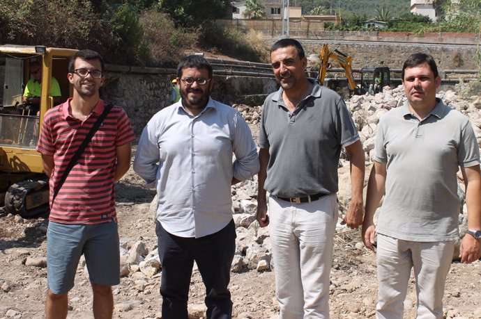 El conseller Vicenç Vidal visita las obras del torrente Major de Sóller con la c