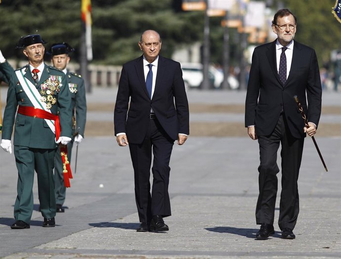 Jorge Fernández Díaz y Mariano Rajoy en la entrega de la Bandera