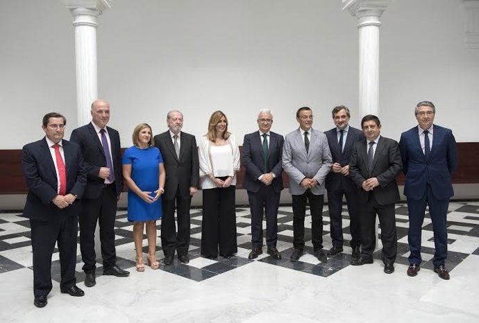 Susana Díaz (centro) junto a los presidentes de las diputaciones andaluzas