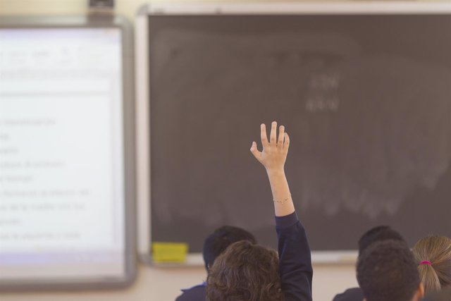 Colegio, escuela, aula, primaria, clase, niño, niña, niños levantando la mano