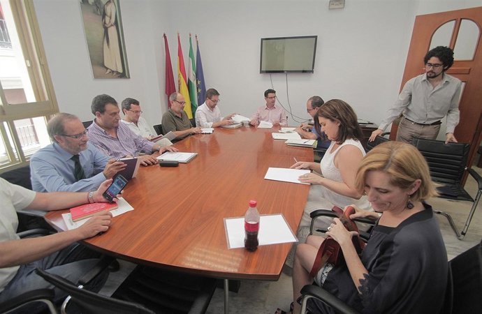 García (centro, al fondo) con la comisión técnica