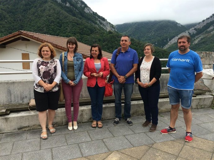 Álvarez (tercera por la izquierda), en su visita a Ponga. 