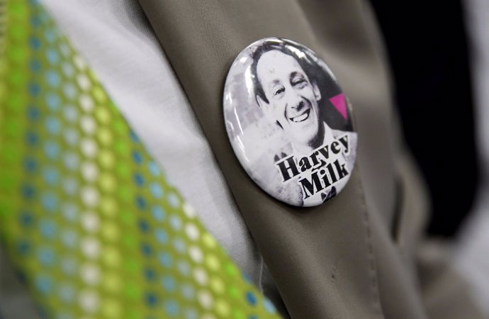 Chapa en homenaje al activista Harvey Milk