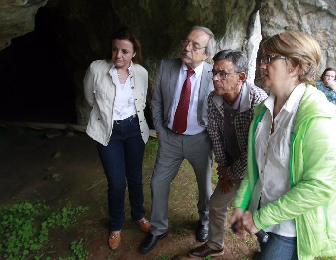 Requejo, con el alcalde y el concejal de Cultura, en su visita a la cueva. 