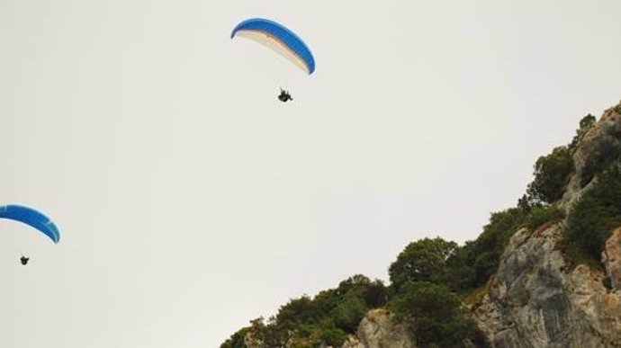 Parapentes sobrevolando la buitrera