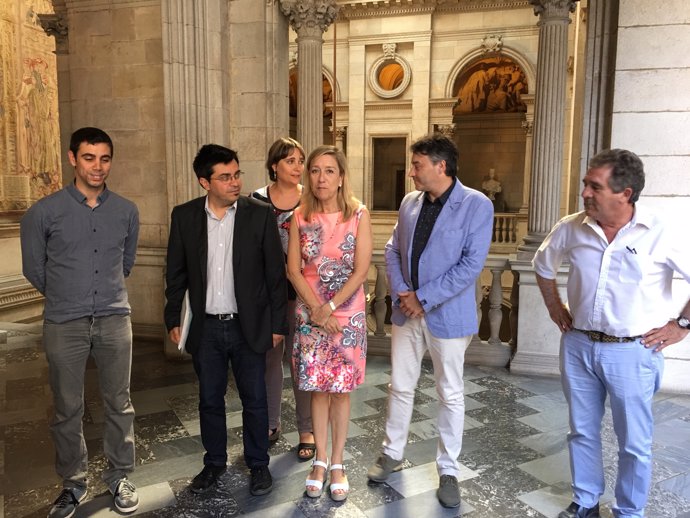 Gerardo Pisarello y Neus Lloveras tras reunirse en el Ayuntamiento de Barcelona