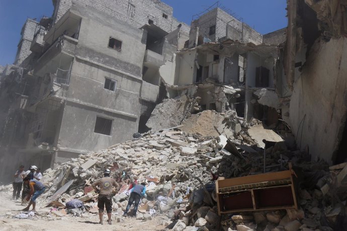 Efectos de un bombardeo en un barrio rebelde de Alepo