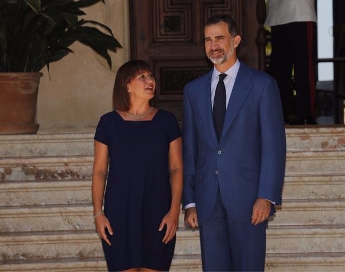 El Rey, con la presidenta de Baleares, Francina Armengol