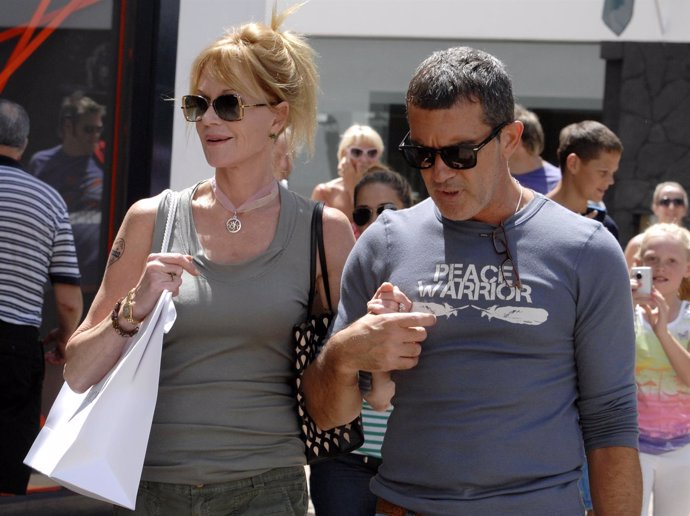 Melanie Griffith y Antonio Banderas paseando por Marbella en el año 2011