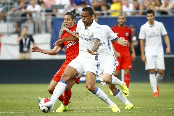 Danilo ante Cavani en un Real Madrid-PSG de pretemporada