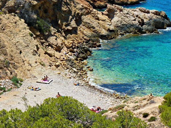 Siete calas mediterráneas en las que perderse este verano