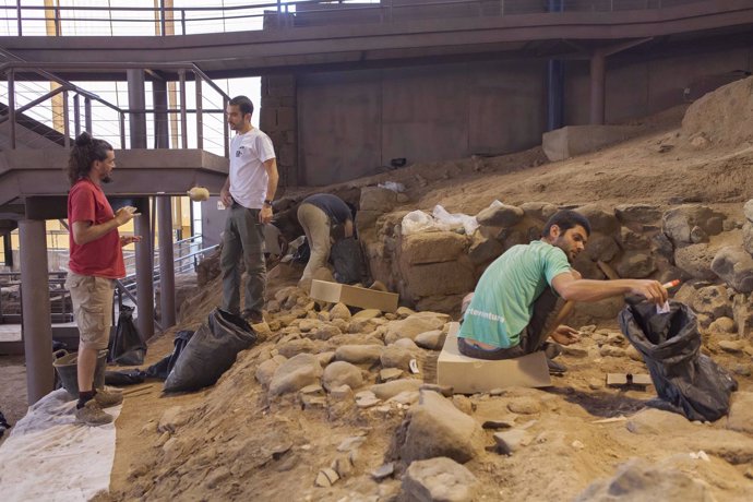 Momento de la excavación del II Campus Cueva Pintada