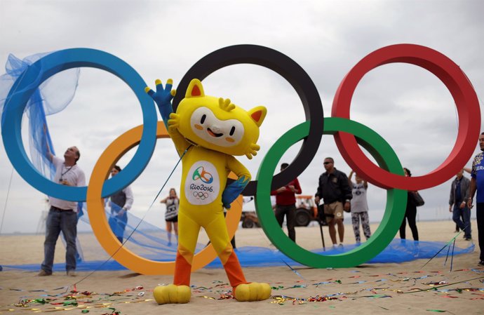 Aros olímpicos en la playa de Copacabana, en Río de Janeiro